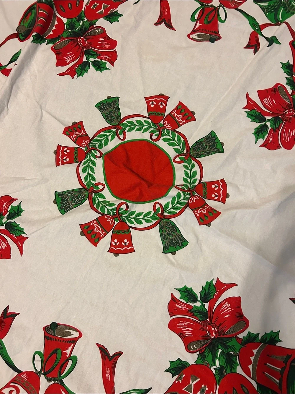 Vgt Holiday Bell Round Table cloth 56 inches w/o fringe